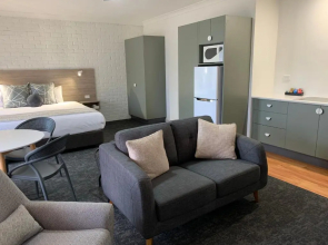 Hamilton's Henry Parkes Motor Inn, Parkes