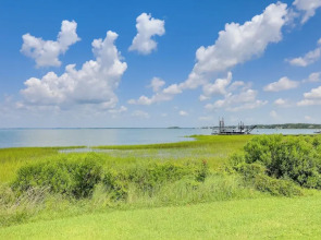 Waterfront Vacation Rental Home on Newport River!