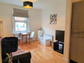 Redhill Garland- 1 bed 1 bath self contained ground floor flat