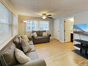 New Listing! Downtown : Walk To Beach & Bay 2 Bedroom Condo