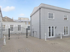 Brighton Getaways - Beach Lodge House