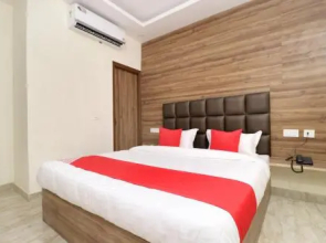 OYO 24372 Hotel Cloud 9