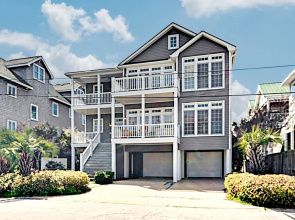 Charming & Spacious , 200 Steps From The Sand 3 Bedroom Condo