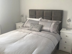 Modern 3-bed Apartment in Magherafelt Sleeps 8