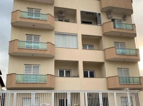 Apto c/2 quartos sendo uma suíte c/ar e 2banheiros