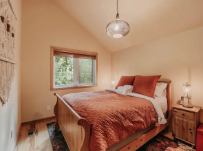 Mt Baker Lodging Cabin 40gs is a Classic NW Cabin