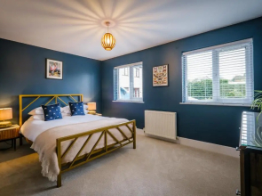 Rockside - Luxury 1 bedroom home with hot tub central, parking pet friendly