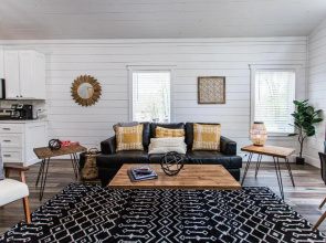 NEW! "Moonlight Rest" Luxury Couples Cabin, 1 Bdrm, 1 Bth, Sleeps 4 Hot tub