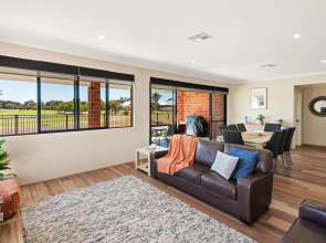 The Links - fairway views, walk to town, air-con