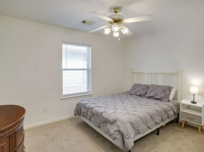 Pet-friendly Spring Home - 4 Mi to Six Flags!