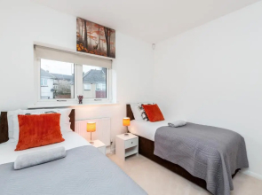 2BR Apt-sleeps 5-accessible-central Dartford