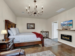 Cozi Cottage With Hot Tub! - 2 Min to Wineries!