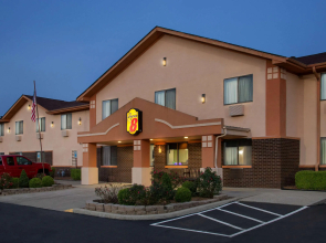 Super 8 by Wyndham Mayfield