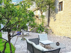 Sereni̇ta Stone House