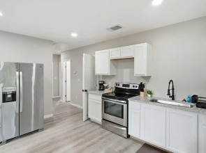 Cozy 3BR Suite Insuite Laundry Min to Downtown