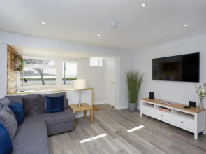 Oliverball Serviced Apartments - Castle View - Port Solent Stunning Waterfront House