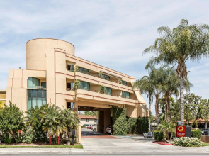 Econo Lodge Inn & Suites Riverside - Corona