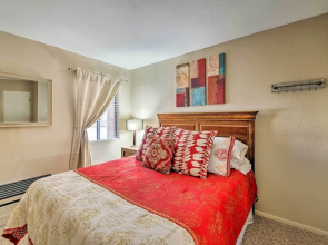 Condo on Golf Course: 2 Mi to Grindstone Lake!