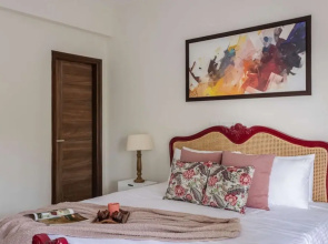 1bhk w Balcony and Pool - 5 Mins to Candolim Beach