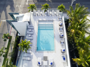 H2O Suites - Adults Only