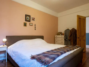 Airy and Tasteful 3 Bedroom Apartment in Five Ways Area