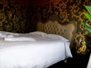 Sexy Luxurious Versace Apartment Near Sheffield