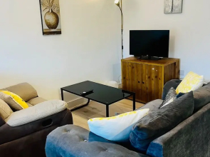 2 Bed Flat - Sleeps 8 - Pets - Garden - Parking