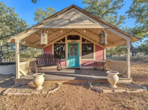 The Vines Retreat, Hot-tubs, Game Room, 10-mins to Downtown!