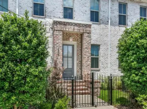 Luxury Loft-Style 3BR Townhouse by Hosteeva