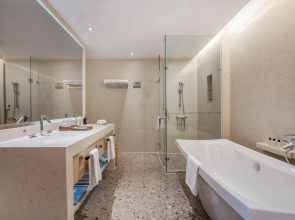 Guangzhou Pearl River International Hotel （Yijing Lu Metro Station）