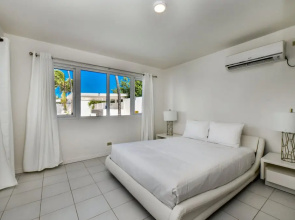 Ocean Front 7-bedroom 7-bath Sunset Views Malmok!