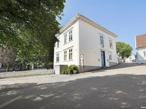 Beautiful 2-bedroom In City Center, With Balcony and Free Parking