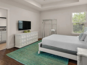 Stunning 4 Bd/4.5 BA - Free Wifi - Easy Walk to Beach