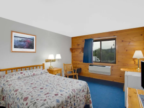 Super 8 Lake George/Warrensburg Area