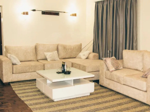 IKULU SUITES-Elegant Artistic 2-Bedroom Home