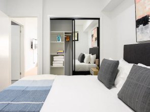 CARLISLE Bright Townhouse in Great Location