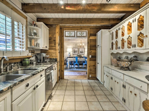 Serene Mableton Cabin - 13 Mi to Downtown Atlanta!