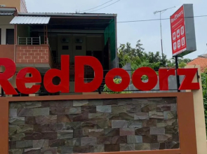 RedDoorz Syariah near Kawasan Simpang Lima Pati