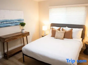 Stylish Apartments in Mission Hills with Outdoor Space