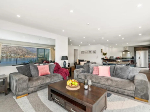 Lakefront Penthouse Apartment With 270-Degree View