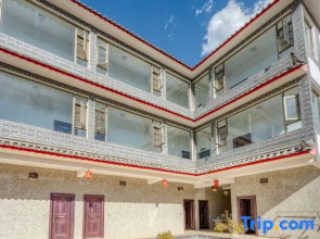 Yulong Hongyuezhuang Inn