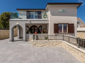 Goldie - 30 m From Beach - H