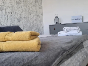 Grande chambre avec salle de bain privée