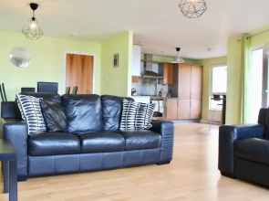 Modern 3 Bedroom Property Near Edinburgh Harbour