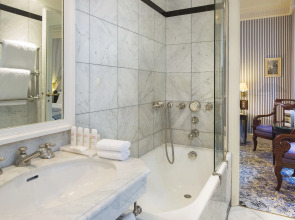 Le Dokhan’s Paris Arc de Triomphe, a Tribute Portfolio Hotel