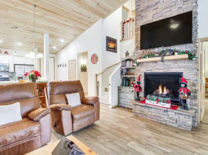 Cozy Show Low Cabin w/ Golfing & Paved Hiking!
