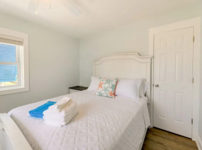 Emerald Isle Retreat - Steps Away From Beach!