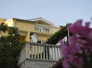 Private studio apartment with a garden and a terrace