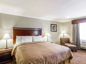 Econo Lodge Inn & Suites