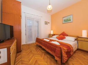 Nice Home in Kastel Stafilic with WiFi, 3 Bedrooms & Hot Tub